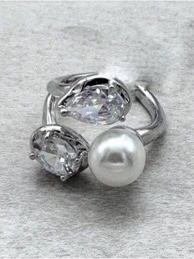 Ring with pearl